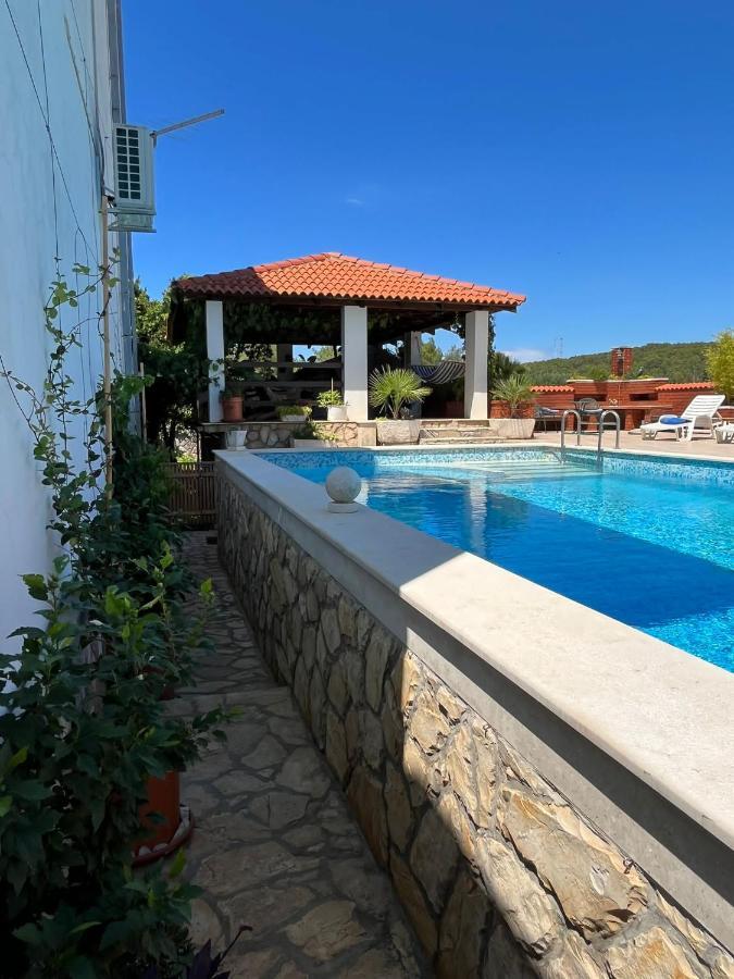 Apartment With Swimming Pool Jelsa  Eksteriør billede